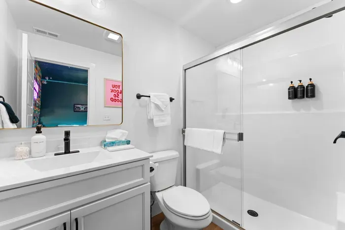Game room fun with all the comforts—complete with its own private bathroom! 🛁🎮