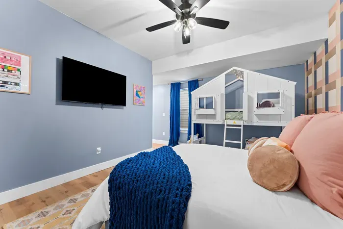 Sleep, play, and chill in this one-of-a-kind treehouse room. 💤
