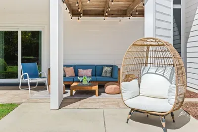 Relax, unwind, and let the good times shine! ✨ Our outdoor lounging patio, draped in cozy bistro lights, is the perfect spot to enjoy warm evenings and cool drinks. A peaceful retreat at Seabreeze Villa, just steps from the beach!