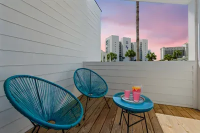 Step onto your second-floor balcony and take in tranquil lake views from the comfort of your own space. Whether it’s sunrise coffee or stargazing at night, this peaceful perch is the perfect way to bookend your beach days. ☕✨