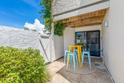 Start your day in the perfect spot! ☀️ This charming breakfast nook in our cozy courtyard is ideal for sipping your morning coffee or enjoying a peaceful meal outdoors.