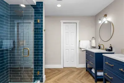 Ensuite bathroom in the primary bedroom which is located on the first floor.