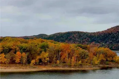 Come experience the beauty of fall at Table Rock Lake.