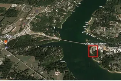 This photo shows the proximity to the public boat access to Table Rock Lake. 3 blocks from Hearth Stone Retreat shown with orange dot and red square is the public boat access.