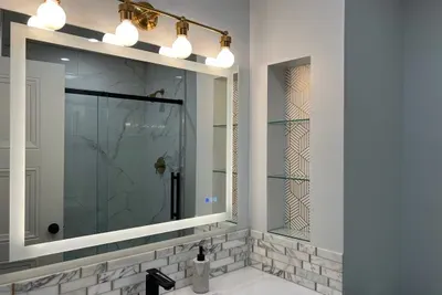 This classic black and white bathroom is beautiful!