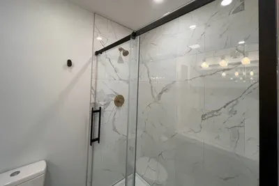 Fully tiled walk-in shower - Classic and beautiful!