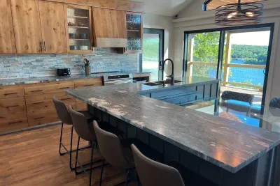 Kitchen Bar seats four. Everyone can drink their coffee and enjoy the fanastic view.