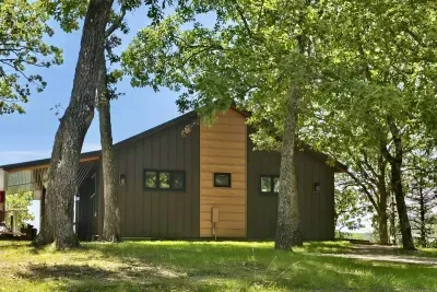 Edgewater Ridge - provides plenty of room for parking a vehicle and boat trailer at the home. Access to the lake is less than 3 blocks down Edgewater Lane. Public access provides free parking for your vehicle and trailer during your day on the lake.