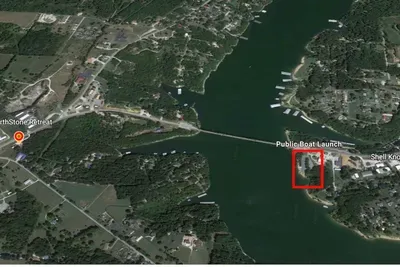 Hearth Stone Retreat is 3 blocks by car  from the Table Rock public boat access, a one minute drive. Our property has plenty of space to store your boat when you're having fun off of Table Rock Lake!