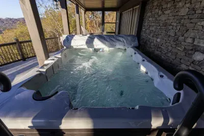 The whole neighborhood can fit in here!!  Well, maybe not but 12 folks can become great friends enjoying the view!