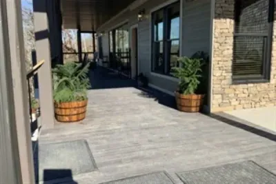 No steps to get to the door.