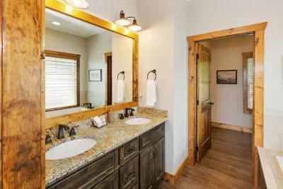 Spacious ensuite bath