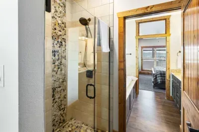 Great shower with plenty of towels!