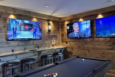 Game room with plenty of SmartTVs so you don't miss any of the action!