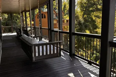 Swinging bed on middle deck!