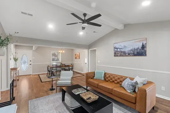 The open dining and living area ensure you can have space while still being together.