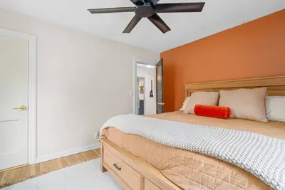 Main floor - King bed