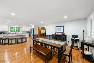 Gather for cozy winter meals at this 7-seat dining table beside a fully equipped open kitchen—perfect for skiers, families, couples, and holiday travelers seeking warm, spacious comfort after a day on the snowy trails.