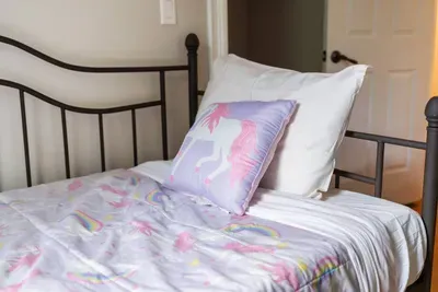 Bright twin room perfect for kids or friends.