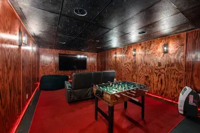 Entertainment room - Movie theater and foosball