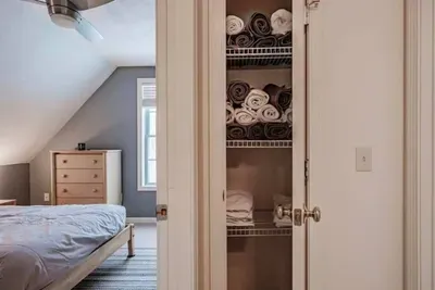 Queen bed, warm and cozy decor