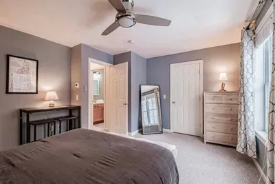 Queen bed, warm and cozy decor