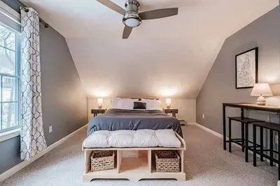 Queen bed, warm and cozy decor