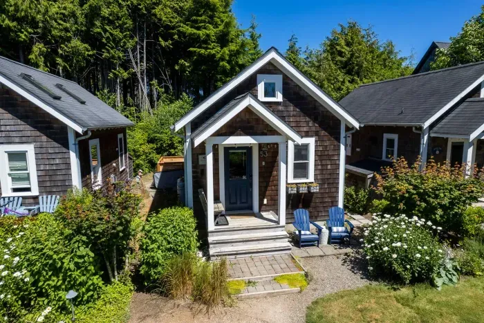 A Perfect Wave: A peaceful dog-friendly cottage in Seabrook, WA.