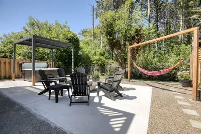 Seagulls Beach House - Hot Tub & Steps to Beach - image 28 of 36