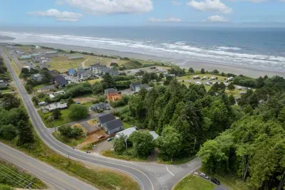 Explore the coastline right from your doorstep. Perfect for razor clam digging, kite flying, or driving your vehicle onto the beach for a sunset tailgate.