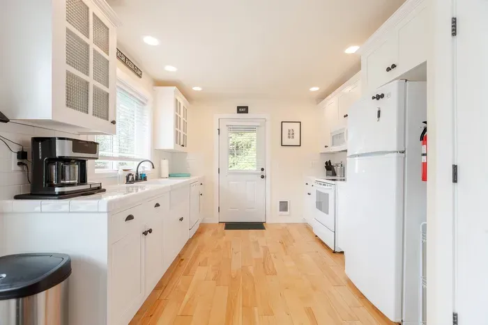 The kitchen comes complete with everything you need - just bring your food! We have kcup and ground coffee maker and whole bean coffee grinder. 