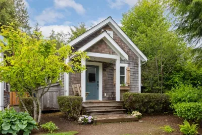 Centrally located in the beach camp neighborhood, one of the original areas of Seabrook. 2 mins walk from the dog park and main kids playground, a quiet corner tucked away among the trees. A peaceful location to listen to the sound of the waves.