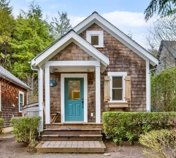 Slack Tide cottage in Seabrook, WA—steps from the dog park and beach trails.