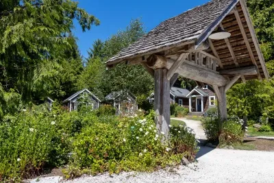 Centrally located in the beach camp neighborhood, one of the original areas of Seabrook. 2 mins walk from the dog park and main kids playground, a quiet corner tucked away among the trees. A peaceful location to listen to the sound of the waves.