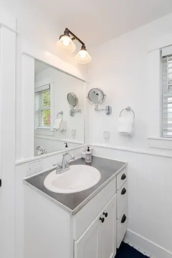 You can indulge in the rainhead shower when you return from the beach. Shampoo, conditioner, and body wash are available in a beautiful bathroom. Bath and Spa towels are provided.