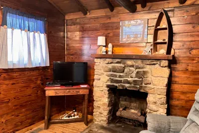 Gas fireplace and ROKU TV. WiFi included.