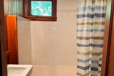 Tub/shower in bathroom