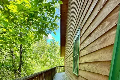 Ramp walkway to front porch. Only 1 low step up into cabin at front door.