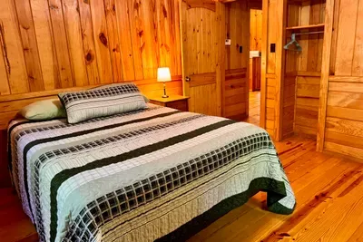 Bedroom 2 - Queen bed