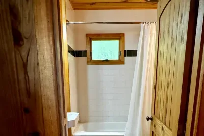 Downstairs bathroom with shower/tub