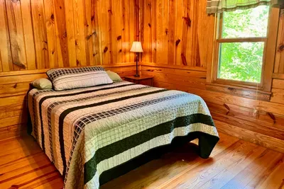Bedroom 3 - Queen bed