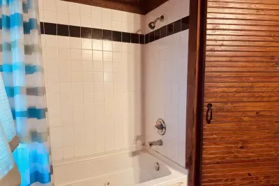 Jetted tub/shower