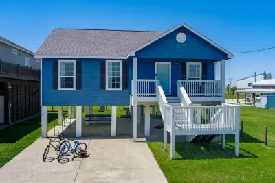 Your home away from home in Crystal Beach: The Deep Blue Yonder awaits you!