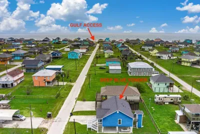 Five minutes to walk to the beach...well, eight if you take in the scenery and stop for selfies along the way (or three if you're preparing for a triathlon)