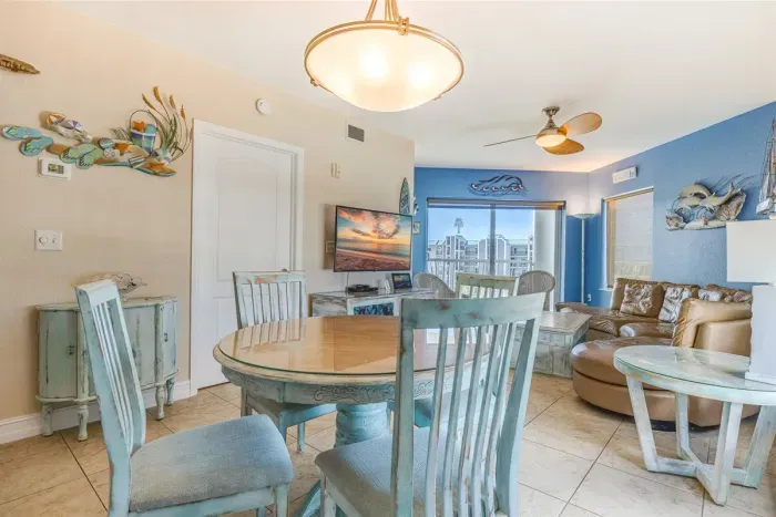 Dining/Living Room Area