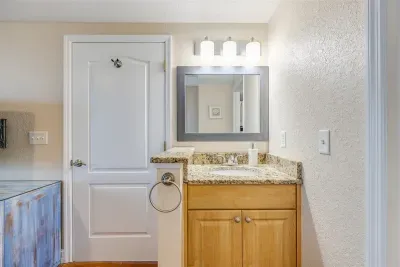 hotel style sink in primary bedroom