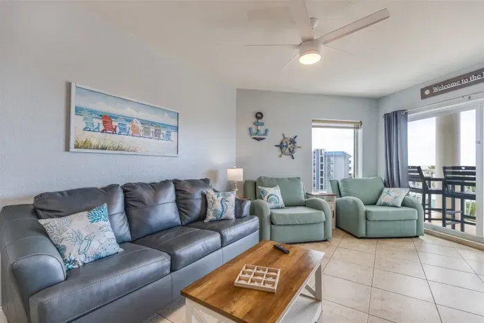 Livingroom Queen Pullout