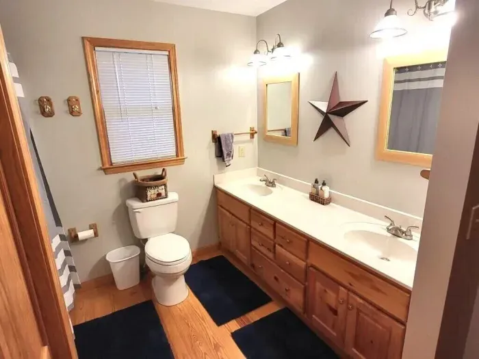Main floor bathroom Cabin 1