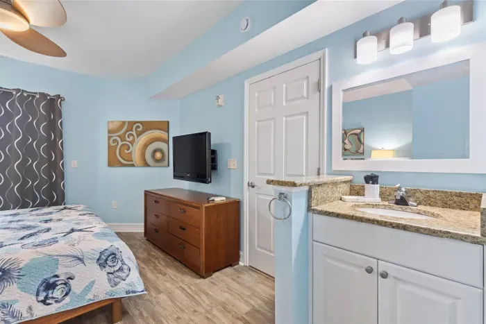 hotel style sink in primary bedroom