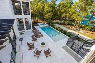 Shared pool at Magnolia Mooring